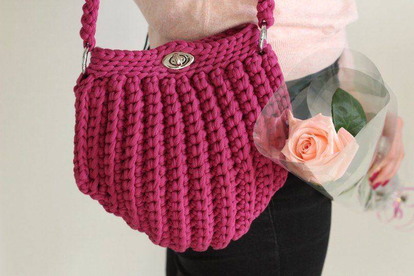 Dark pink knitted bag