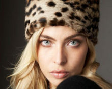 cappello in montone con stampa leopardata