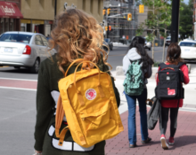 gente con mochilas