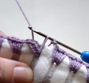 Réaliser un point à l'aide d'un crochet