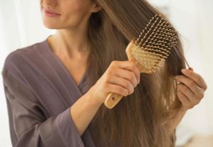 ¿Por qué no deberías cepillarte el cabello con el cepillo de otra persona?