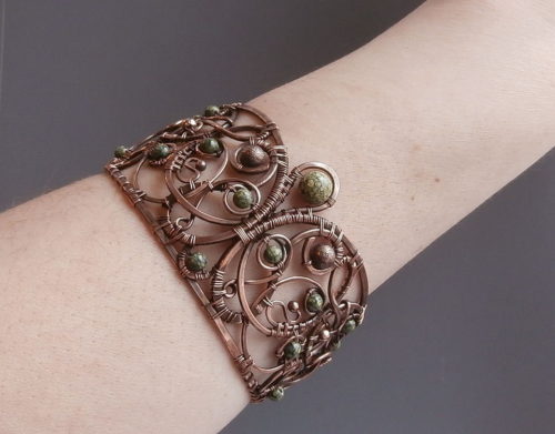 Kupferarmband zur Hand