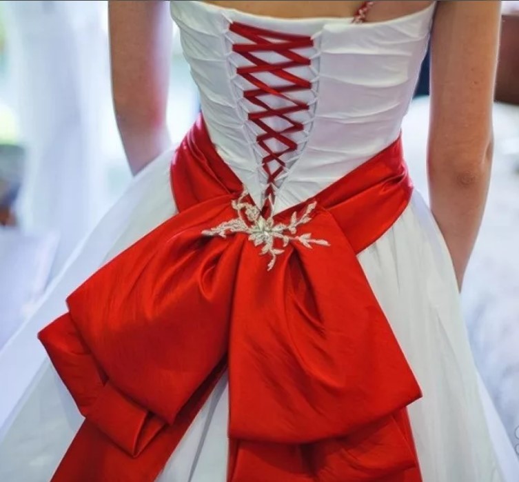 Schleife an der Taille eines Hochzeitskleides