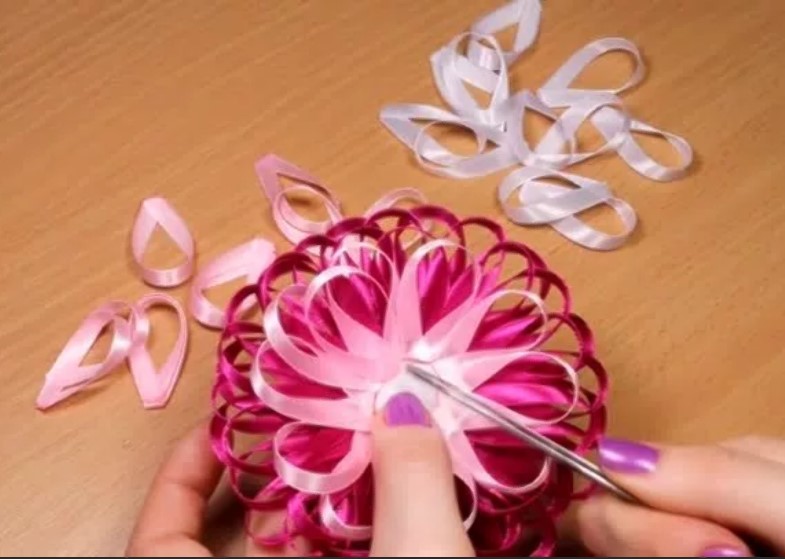 Chiếc nơ được làm bằng kỹ thuật kanzashi từ một dải ruy băng mỏng, hai màu