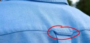 Pourquoi font-ils une boucle au dos d'une chemise ?