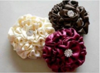 Broches fleurs de différentes couleurs