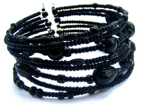 beaucoup de bracelets noirs