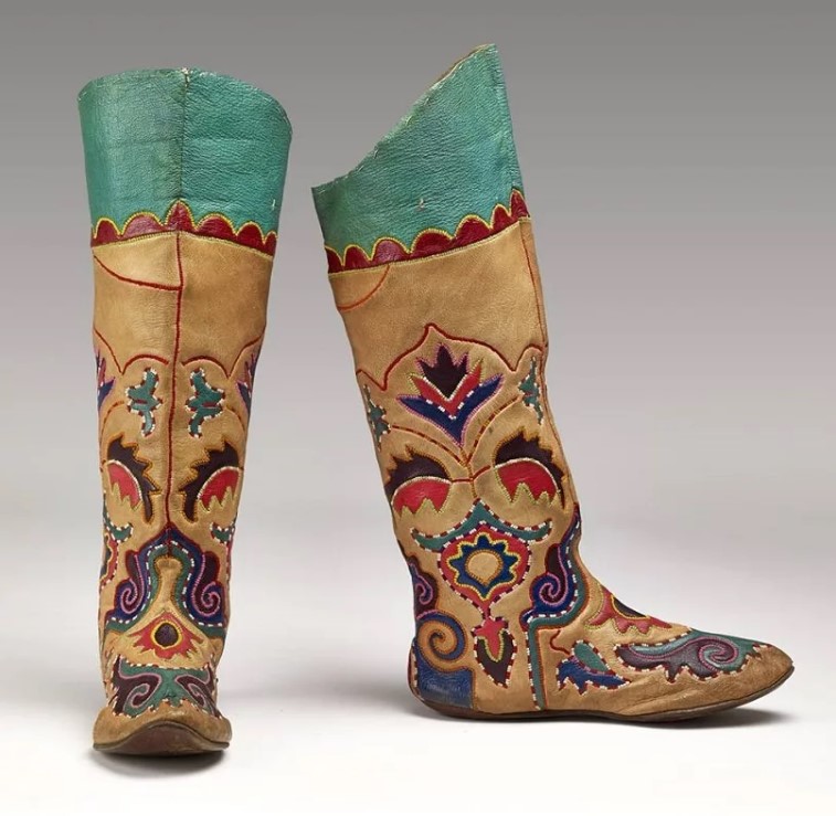 Ichigi Estos zapatos nacionales de los kazajos se exhiben en el Museo Británico