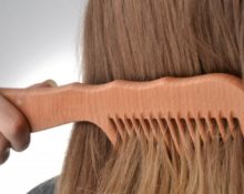 I benefici e i danni di un pettine per capelli in legno