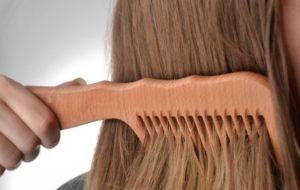 I benefici e i danni di un pettine per capelli in legno