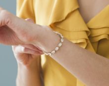 How to fasten a bracelet for yourself