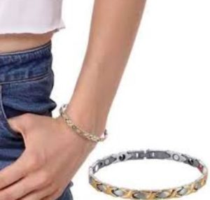 bracelet sur la main d'une femme