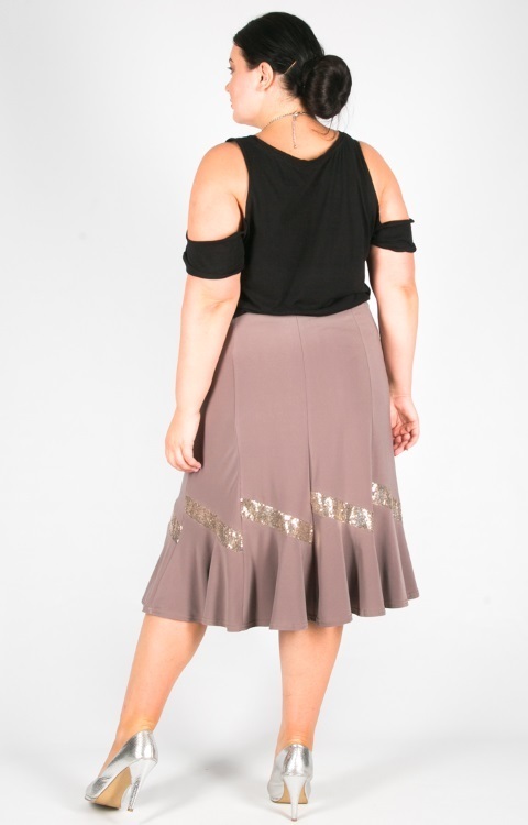 Six-piece skirt for a plus-size woman