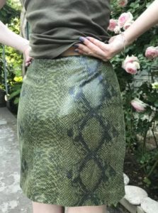 Skirt dengan cetakan ular hijau