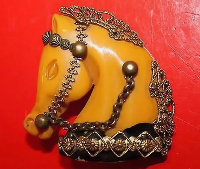 broche de cavalo em baquelite