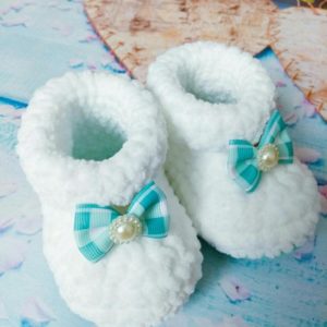 niniting puting plush yarn booties