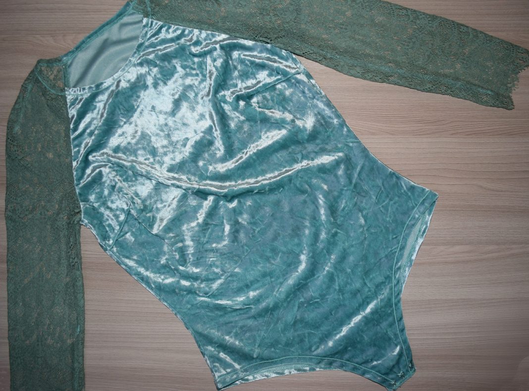 Blauer Body mit Ärmeln