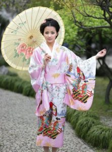 in een kimono met een paraplu