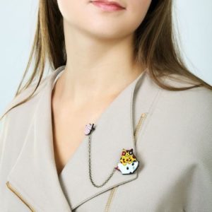 how to wear an igloo brooch