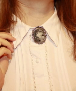 how to wear a cameo brooch