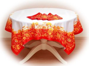 nappe carrée sur une table ronde