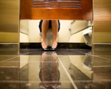 mujer en el baño