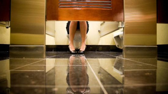 mujer en el baño