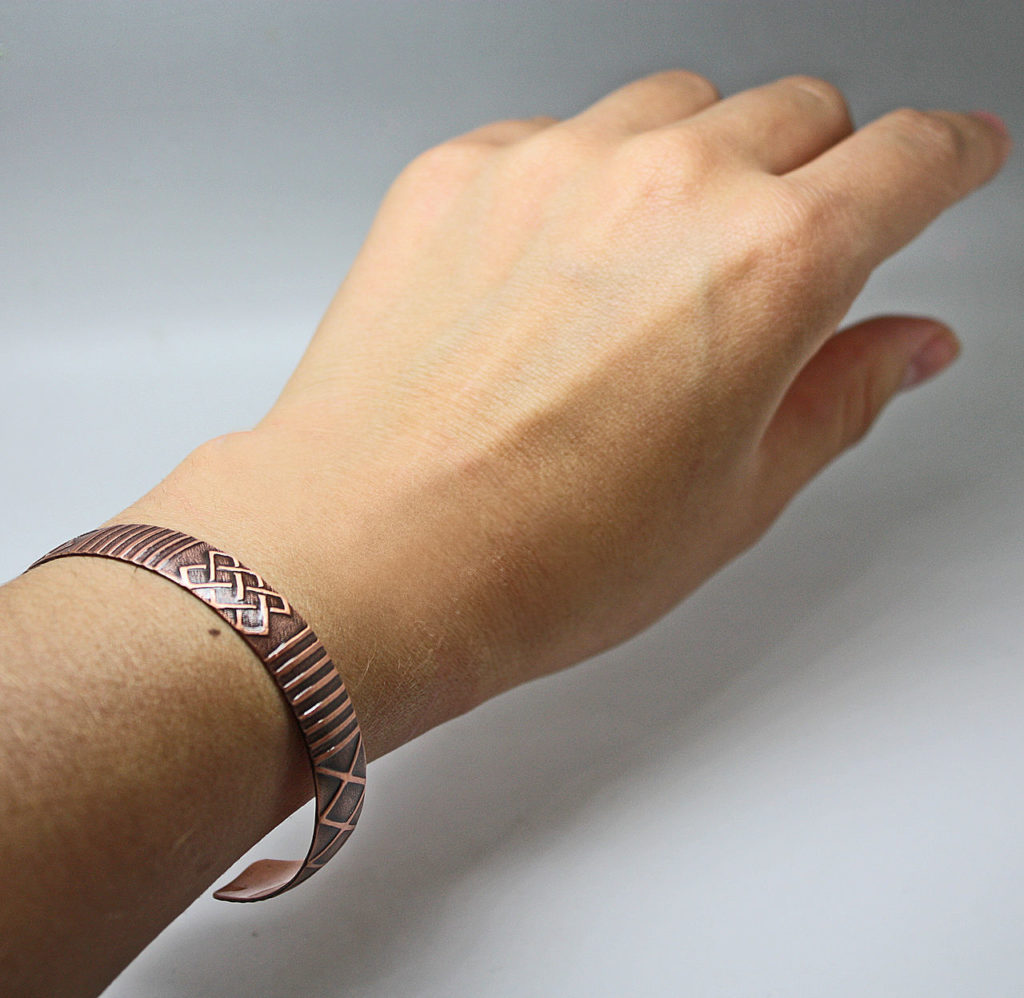 comment porter un bracelet en cuivre