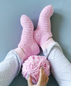 chaussettes en fil de peluche au crochet