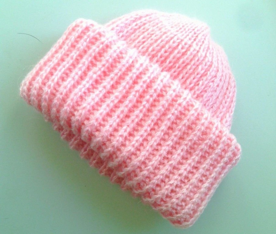 gorro voluminoso rosa con banda elástica y solapa