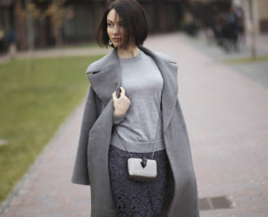 cappotto midi grigio con felpa