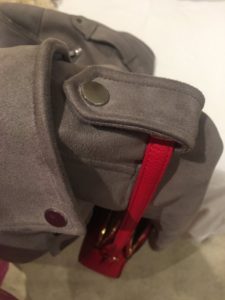 Application de bretelles sur un manteau