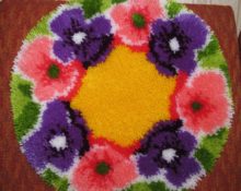 Tapis DIY fait de fils sur une maille