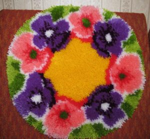 Tapis DIY fait de fils sur une maille