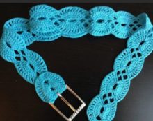 cinturón de crochet azul con hebilla