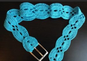 ceinture bleue en crochet avec boucle