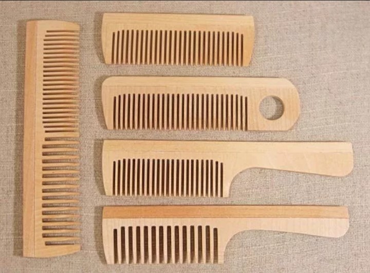 pettine in legno per capelli lunghi