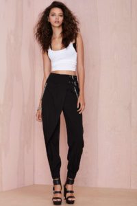 met een cropped blouse of T-shirt