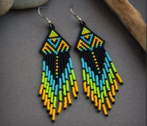 boucles d'oreilles en perles multicolores