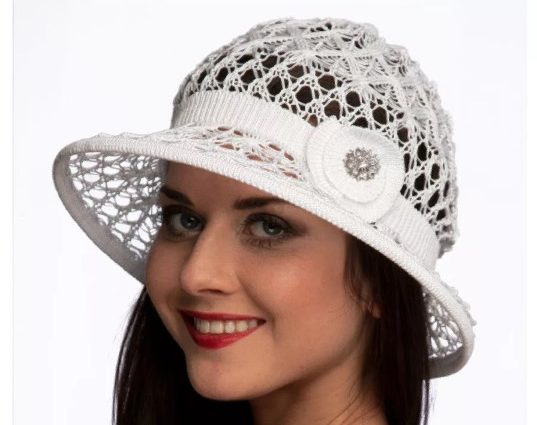 cappello estivo bianco all'uncinetto