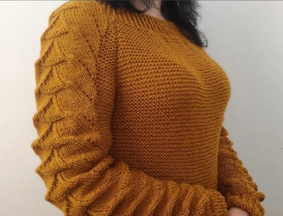 Raglanpullover mit aufwendigen Zöpfen