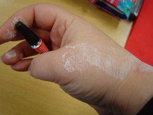 A gentle way to remove glue from your hands