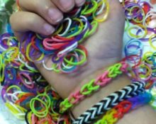 Cómo tejer bandas elásticas para hacer pulseras para los dedos.