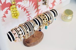 DIY stand para sa mga pulseras