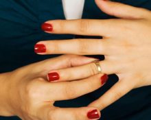 Mujer quitándose el anillo de bodas