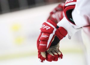 ¿Cómo se llaman los guantes de hockey?