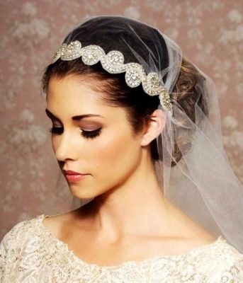 acconciatura da sposa con velo e tiara