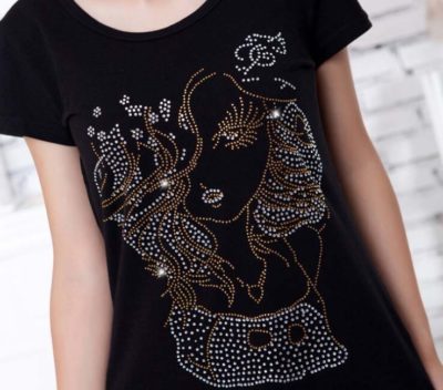 strass sur un T-shirt