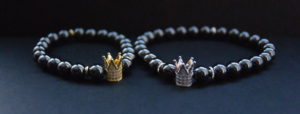 paire de bracelets avec couronne