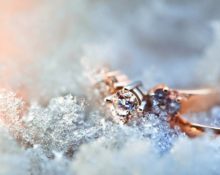 gouden ring in de sneeuw